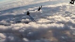 Plane Stalls and Nearly Kills the People Skydiving