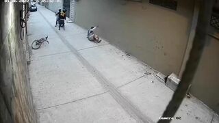 Dude Resists Armed Thief, Gets Shot.