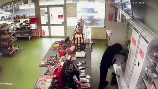 The Moment a Robber Wielding a Machete Breaks Into Convenience Store