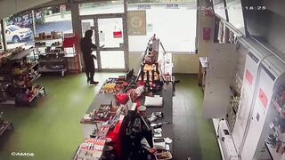 The Moment a Robber Wielding a Machete Breaks Into Convenience Store
