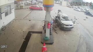 Shocking Moment Vehicleâ€™s Illegal Natural Gas Tank Explodes at Brazil