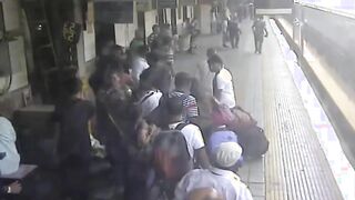 Death Of a Passenger Who Got Off a Running Express at Kalyan Railway Station