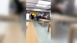 Thugs Enjoy 100% off Sale at This Apple Store in Palo Alto on Black Friday