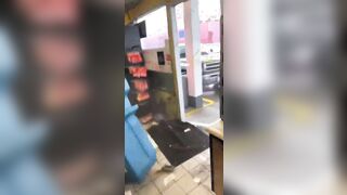 Oakland Thugs Try to Steal an ATM in Broad Daylight From a Gas Station.