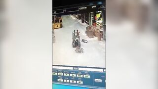Guy has to Have Leg Amputated after not Paying Attention and Being Hit by Forktruck