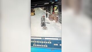 Guy has to Have Leg Amputated after not Paying Attention and Being Hit by Forktruck