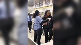 Customer Tried To Fight A Waffle House Employee who Wasn't Having it