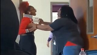 Female High School Student Assaults Teacher, Ends Up Breaking Her Leg