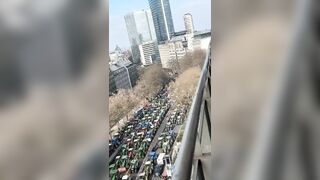 BRUSSELS - Farmers have paralyzed the city as thousands of tractors protest
