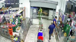 Armed Robbers' Plans Are Foiled Within Seconds!