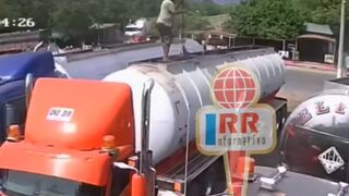 OMG: Things Go Horribly Wrong for This Guy Cleaning his Semi