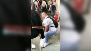 Tourist Restrains a Female Pickpocket in Venice, Italy!