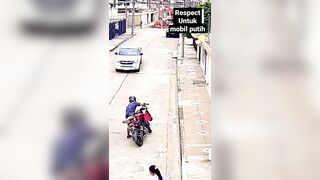 Thief on Motorcycle Meets Maniac Truck Driver