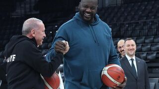 Turkish President Erdogan plays basketball with Shaquille O’Neal.