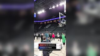 Turkish President Erdogan plays basketball with Shaquille O’Neal.