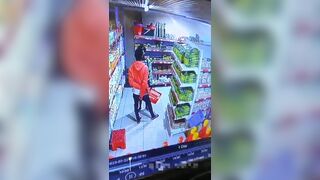 Guy Tries to Kill his Girlfriend in a Corner store with a Dull Knife....