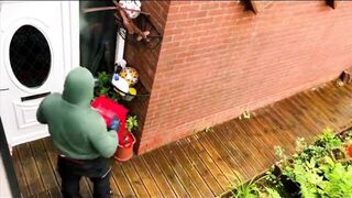 Fake Delivery Man Attacks a Woman in Her House!