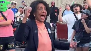 Maxine Waters starts yelling as she jumps out of car
