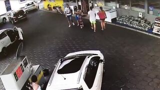 Dude Knocks a Woman Out Cold for Denying his Advances.