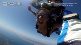 Tandem jump with a naked girl, removes her Bikini and goes