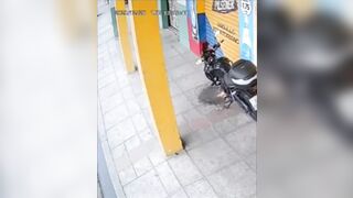 Quick Thinking Guy Avoids Assassination by This "Hide and Fly" Tactic
