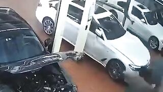 Car Falls on Mechanic as Entire Shop tries to Save Him
