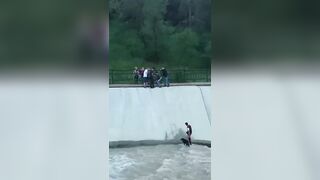 Video shows Group of Kids who Try to Save a Dog from Drowning