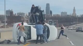 Car flipped over on the highway, leaving a mother and child trapped inside