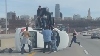 Car flipped over on the highway, leaving a mother and child trapped inside