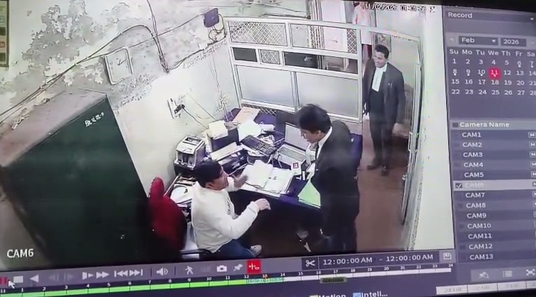 Smile you're on Camera: Rampur lawyer's murder: Clerk pulls out licensed revolver, fires two shots, one hitting himself