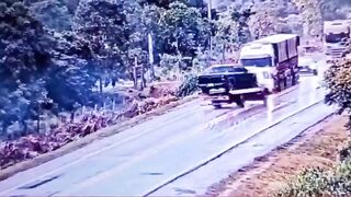 Driver dies after tow truck skids and crashes into semi-trailer on BR-364 in Mato Grosso.