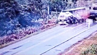 Driver dies after tow truck skids and crashes into semi-trailer on BR-364 in Mato Grosso.