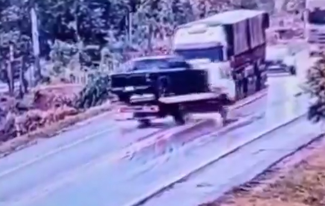 Driver dies after tow truck skids and crashes into semi-trailer on BR-364 in Mato Grosso.