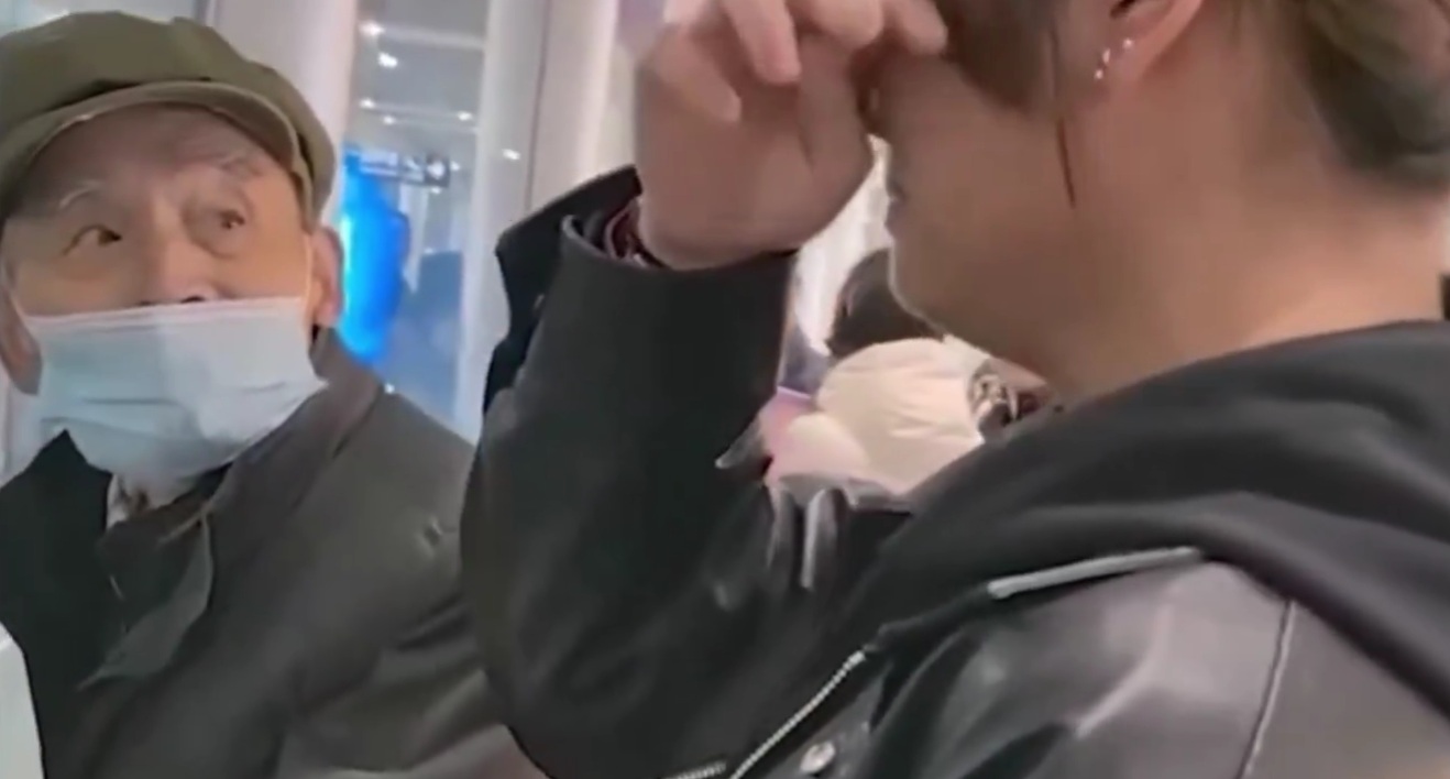 This 88-year-old grandpa went to pick up his granddaughter at the airport, but she came and stood right there with him, and he didn’t recognize her.