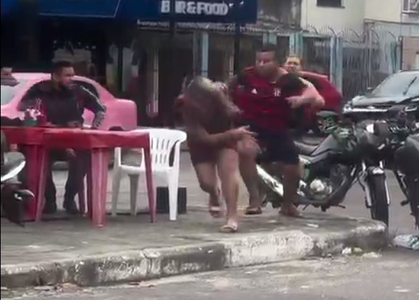 Video shows man assaulting woman with punches and kicks in broad daylight on an avenue in Manaus