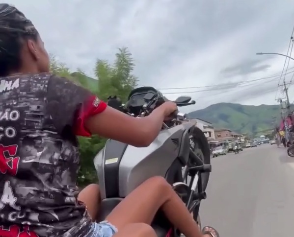 Young Woman does a wheelie and violently collides with a car; watch the moment.