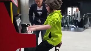 9-year-old Wows Londoners with public piano performance.