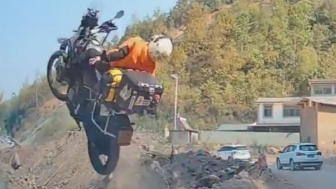 Malaysian Motorcyclist Gets Into A Crazy Accident While Travelling In China