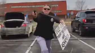 Anti-ICE protesters attempt to pepper spray and slash the tires of an ICE supporter