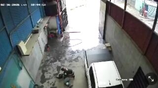 Worker gone after Falling from Roof with no protective Equipment