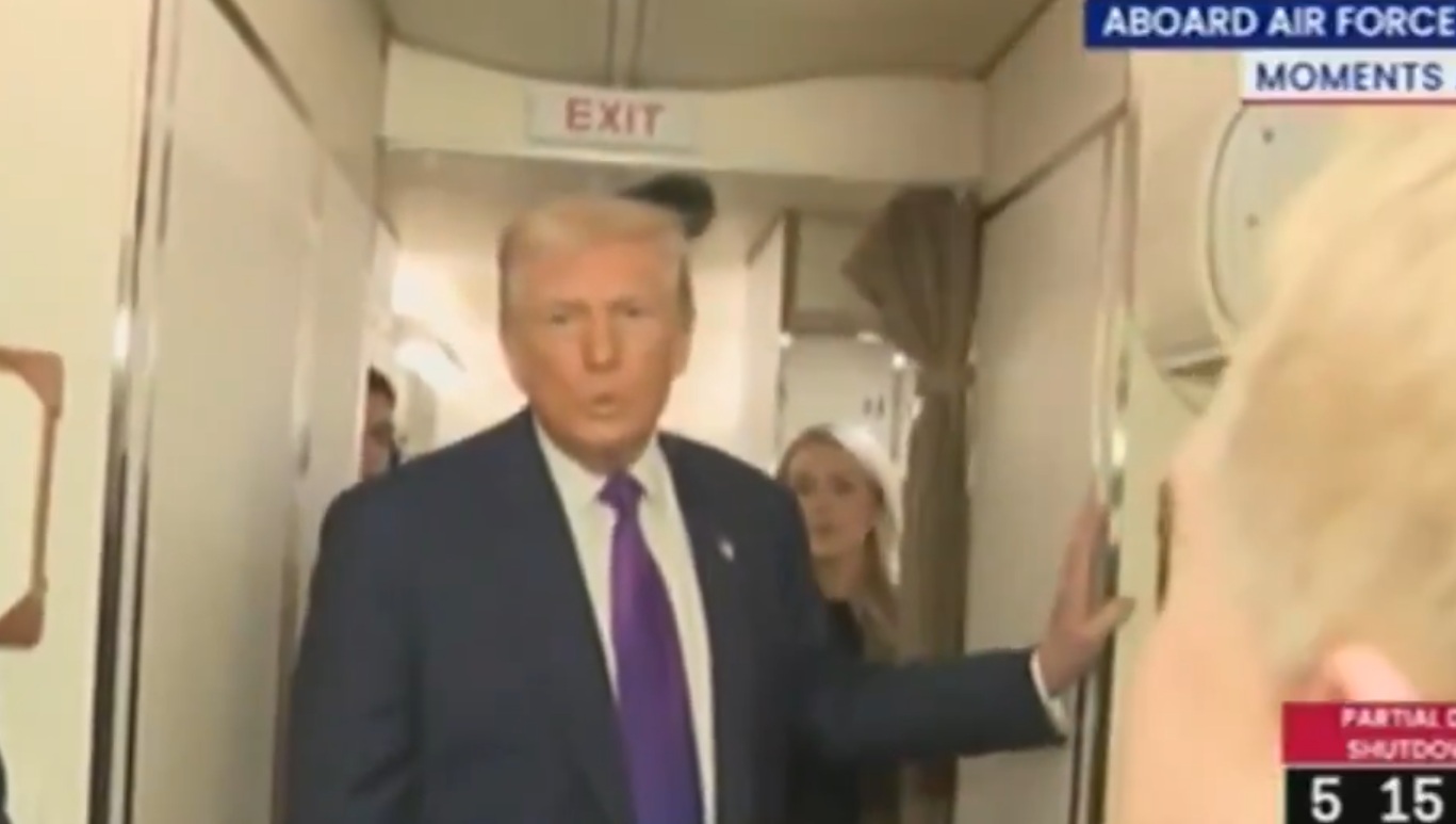 Trump Orders Release of UFO and Alien Government Files. HOLY CRAP! President Trump just sent a WARNING to Barack Obama, after Obama said “aliens are real” (See Description)