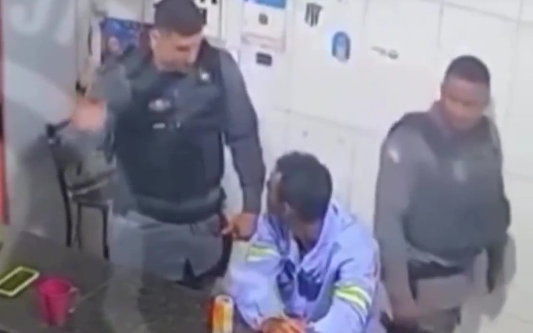(2024)Brazil police officer caught a guy in a bar who was beating up his own mother