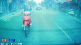 "Me typey on phone whire no pay no attention to road."