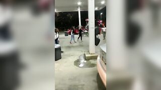 Guy Teaches Girls who Attacked him a Lesson in Equal Rights