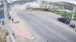 Truck overturns, catches fire, and leaves two dead on the Rota do Mar highway in Maceió; VIDEO