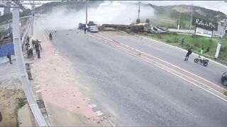 Truck overturns, catches fire, and leaves two dead on the Rota do Mar highway in Maceió; VIDEO