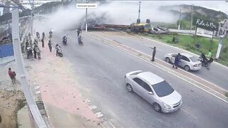 Truck overturns, catches fire, and leaves two dead on the Rota do Mar highway in Maceió; VIDEO