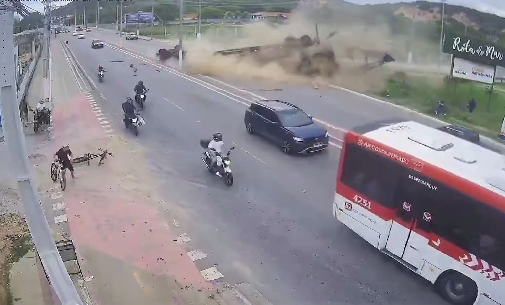 Truck overturns, catches fire, and leaves two dead on the Rota do Mar highway in Maceió; VIDEO
