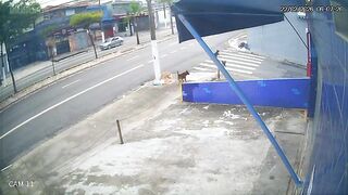 Drunk Portuguese driver goes the wrong way, hits motorcycle police officer in the East Zone of São Paulo.