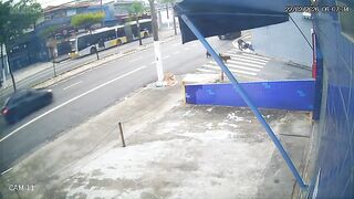 Drunk Portuguese driver goes the wrong way, hits motorcycle police officer in the East Zone of São Paulo.